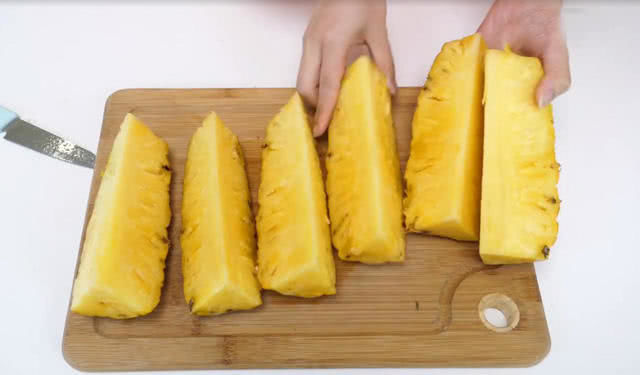 凤梨怎么切才好看?只需竖切三刀,轻松吃到果肉