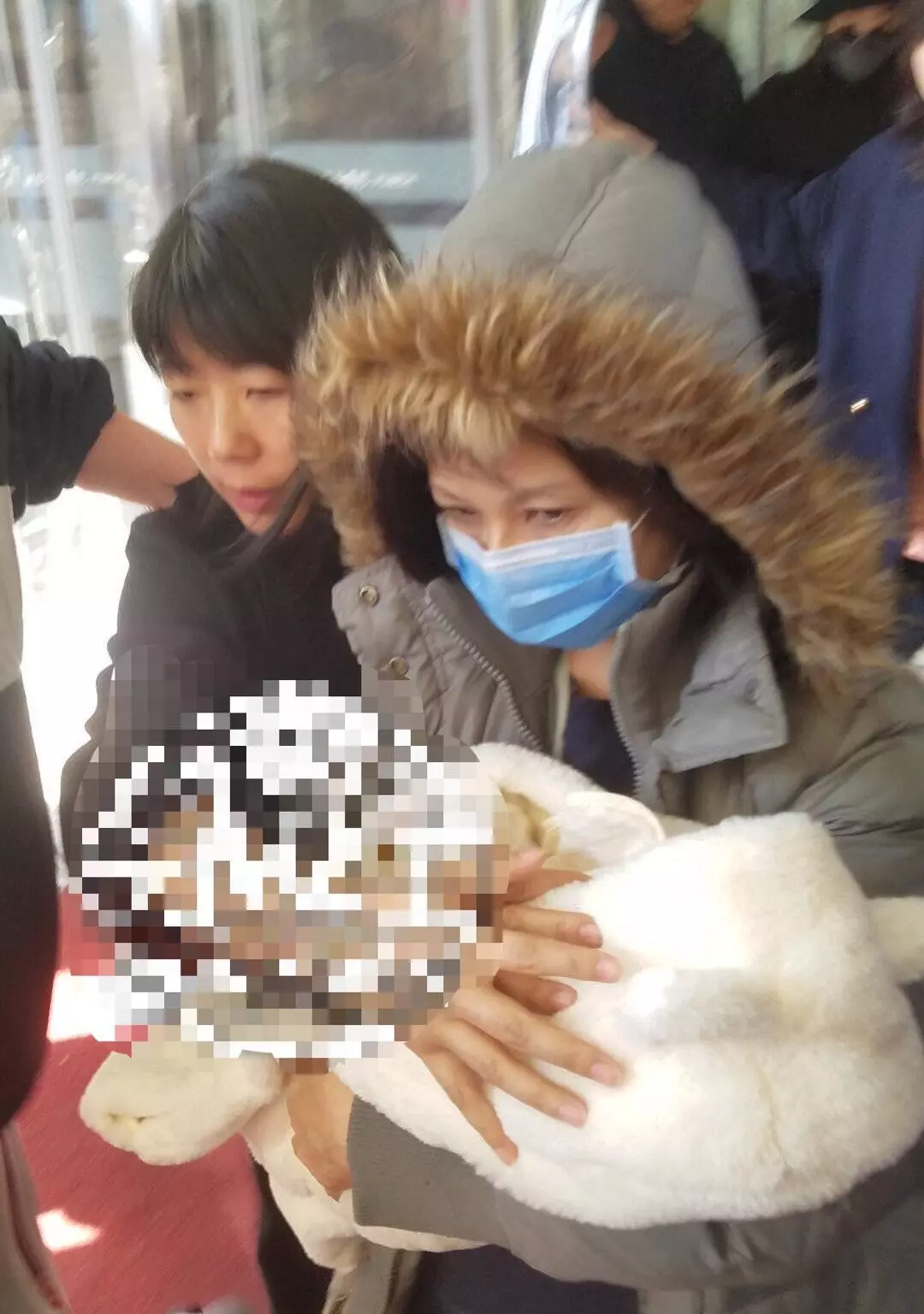 赵丽颖产后首次现身状态良好 工作人员护住孩