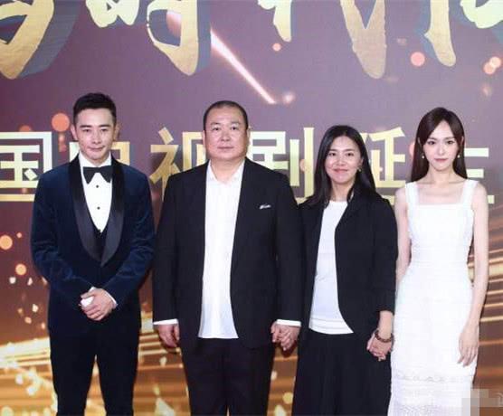 罗晋唐嫣同框合体超甜蜜,唐嫣白色吊带长裙尽