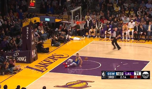 勇士对阵湖人比赛中库里快攻扣篮竟然滑倒,起身后投出三不沾