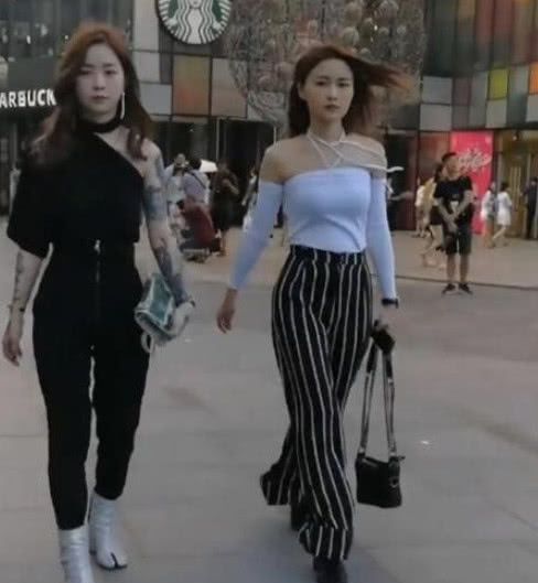 抖音猪蹄鞋小姐姐火了,花臂回头率更高,网友:街拍遇见