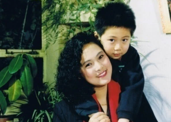一婚嫁同龄男演员，二婚嫁大15岁画家，如今儿子长得阳光帅气