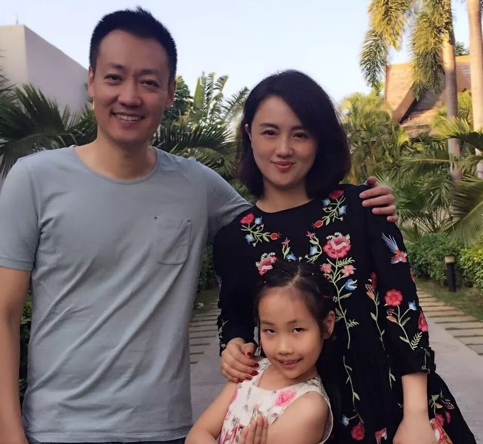 不仅从学校走到婚纱,拍戏演的也是夫妻,他们堪称模范明星夫妻