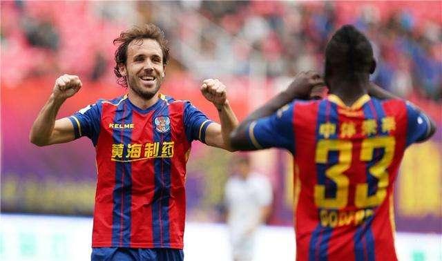 武汉卓尔全队出席中甲颁奖礼, 登台演唱队歌因