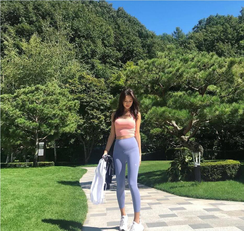 美女辣妈爱健身,生了娃后,身材依旧性感苗条如少女!