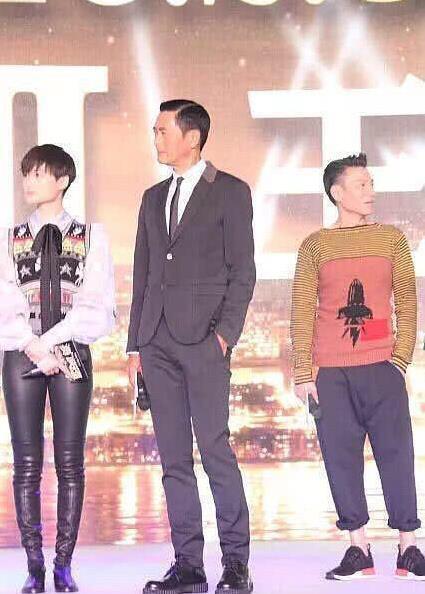 当不到180的周润发撞上身高179的黄晓明,说谎那位真尴尬