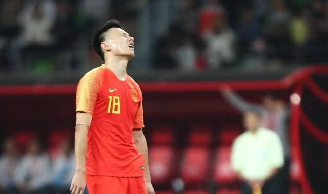 国足百场先生郜林在比赛中停球10米远,仰天