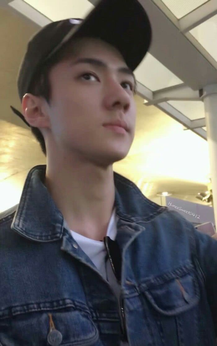 吴世勋像个邻家大哥,那种小妹妹一摞摞在后面追的那种