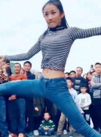 18岁少女街头表演劈叉,结果发生意外,画面令众人傻眼.
