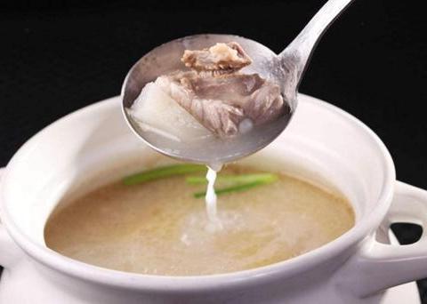 炖大骨头汤图片_纵览新闻