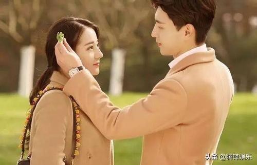 迪丽热巴张艺兴彩排后在台下