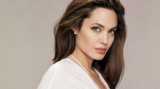 43岁安吉丽娜·朱莉厉害了,黑色风衣霸气十足