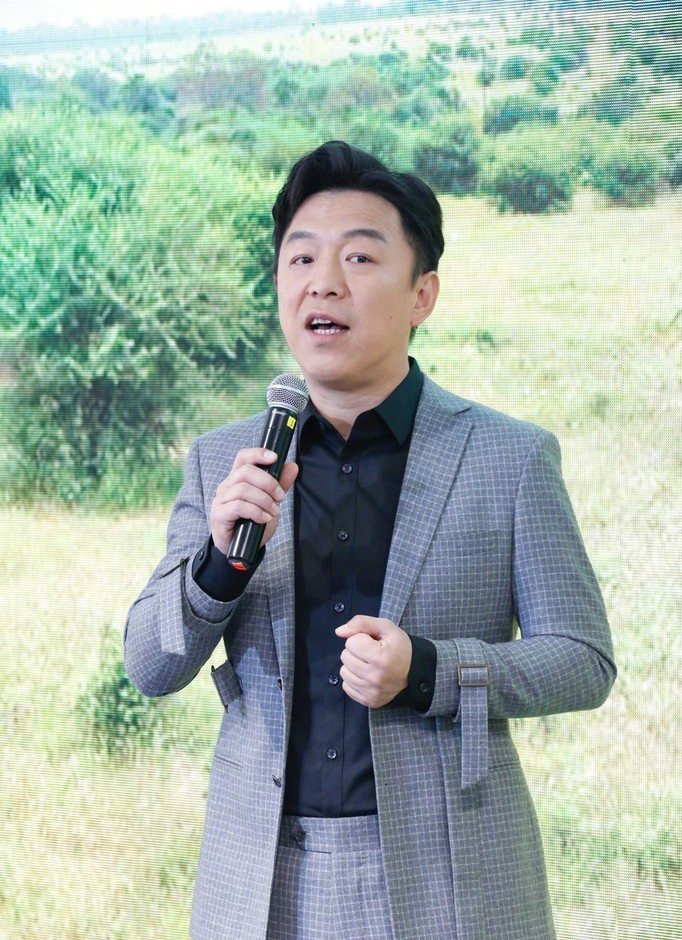 黄渤退出《极限挑战》后首次亮相,神采风扬不