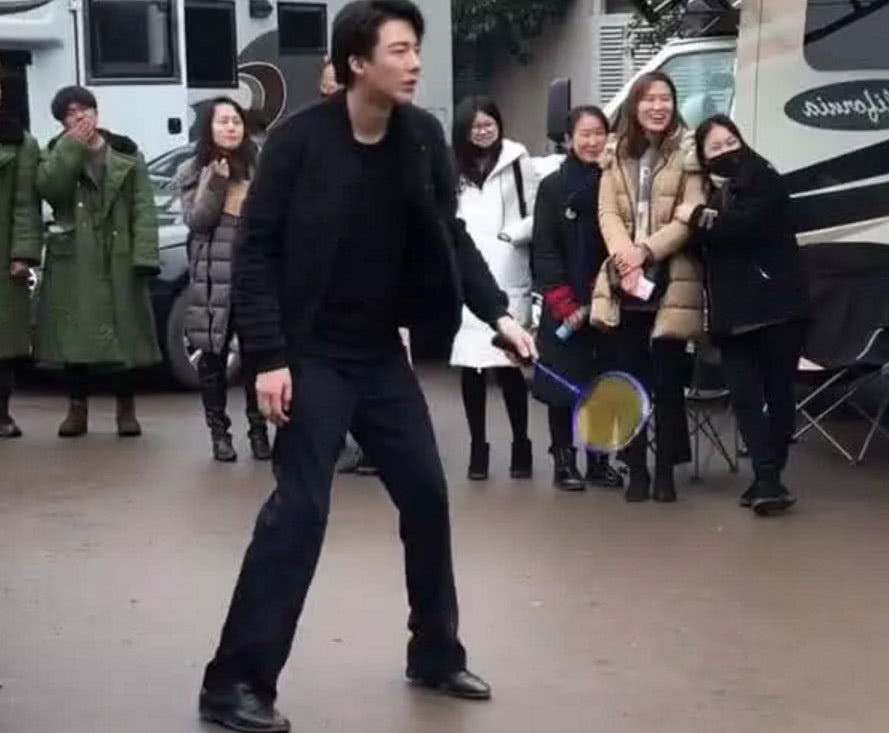 偶遇网红刘宇宁,1米87的身高打羽毛球,腿长优势太明显!