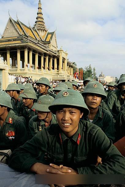 1989年越南军撤出柬埔寨罕见彩照:柬埔寨人夹道欢送,场景很感人