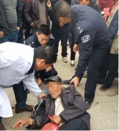 梦见亲人口吐鲜血_老人口吐鲜血,毕节城区上演生死时速