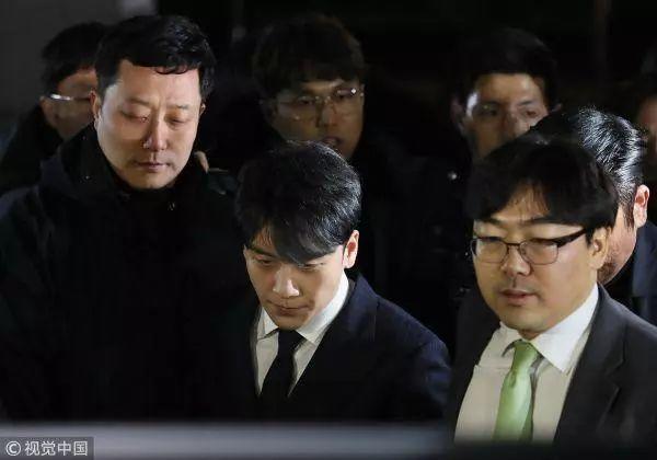 △当地时间3月15日,李胜利(中)接受首尔地方警察厅调查后离开。