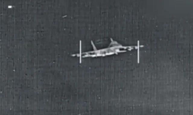 俄军苏35单挑美系战机,红外锁定F18和F15展示