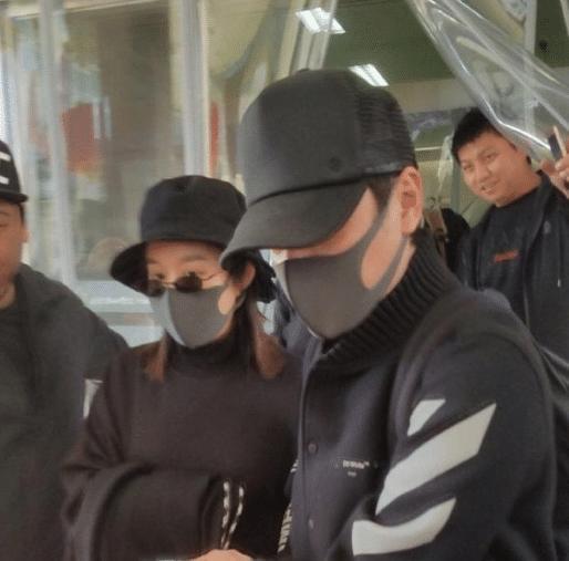 赵丽颖产后出院,冯绍峰全程用身体护送,撒红包