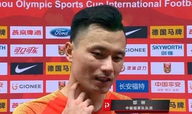 国足百场先生郜林在比赛中停球10米远,仰天