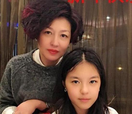 参观李咏曾经住的豪宅，在家会经常下厨做饭，很疼爱老婆女儿