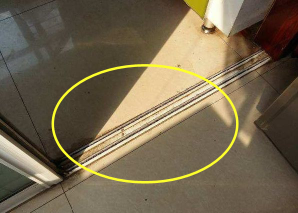 推拉门“地轨”一层灰,又脏又影响使用,教你“两招”,快速干净|地轨|推拉门