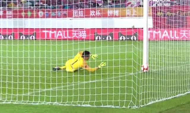 中超再现黄油手!天津门将低级失误,又送恒大乌