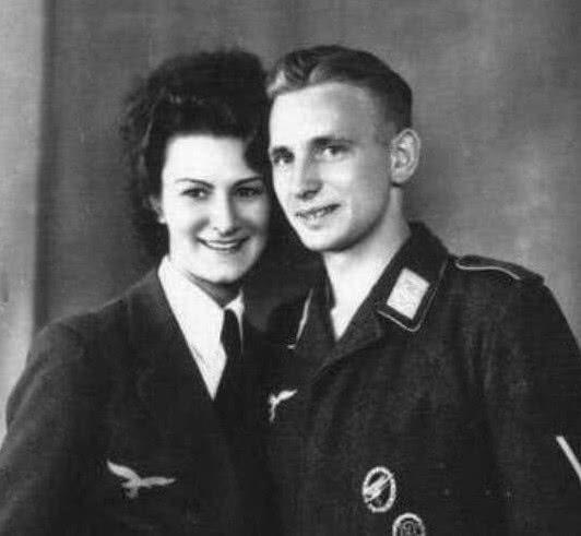 纳粹德国雅利安人的女魔头22岁的艳丽的集中营营长