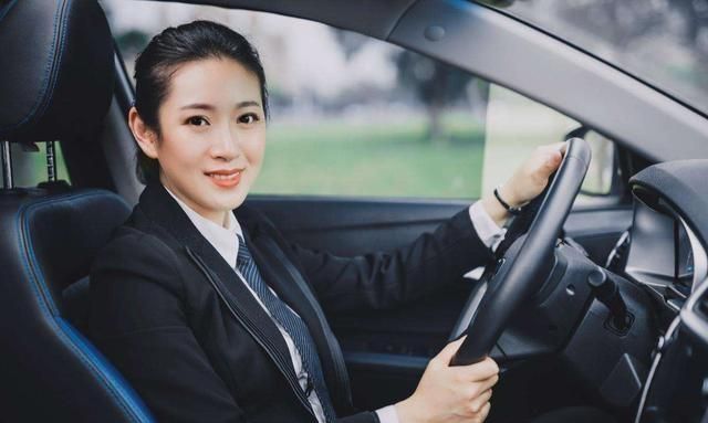 和领导坐车时,要当司机还是乘客?如果不懂很容易丢了工作