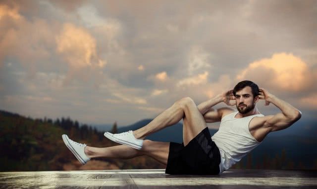 8分钟腹肌锻炼 突击加坚持打造性感肌肉群