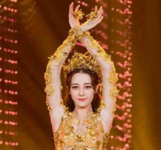 看历届金鹰女神的天鹅臂胖迪手臂引人注目,网