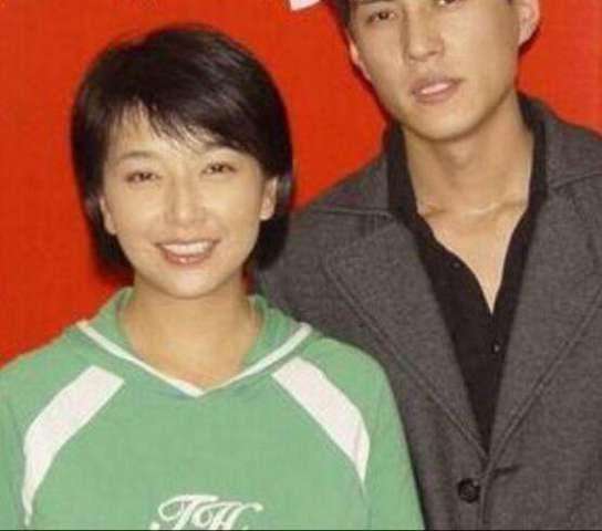 靳东一生爱过的三个女人，到最后却娶了结过婚的她