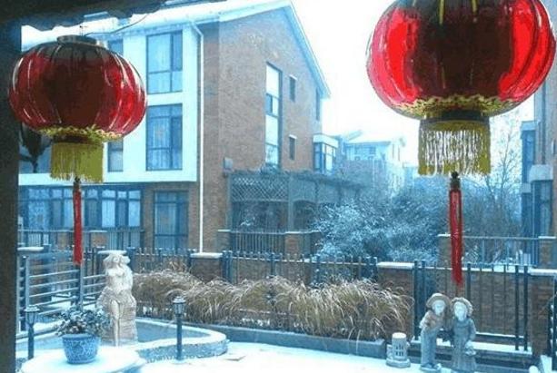 看看巩汉林的豪宅:平时在家吃海鲜大餐,门口还挂着一对灯笼