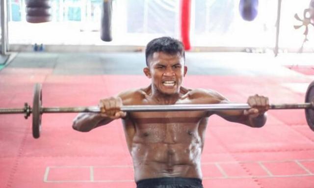 播求为何能成为泰拳拳王?看看他的训练强度,一龙真的差太远了