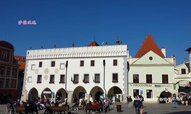 这座小镇被称为“捷克的丽江”,却没人留意过五瓣玫瑰的徽章