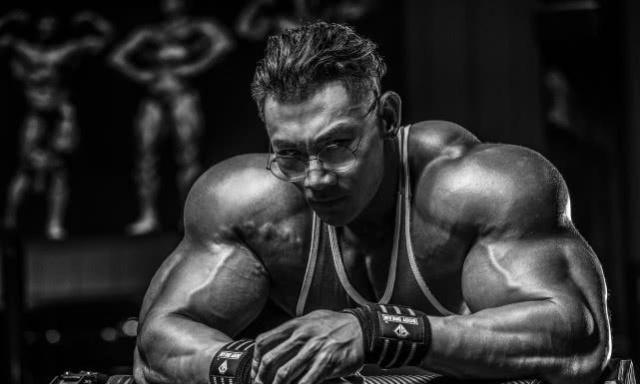 被称为中国肌肉第一巨兽,曾做过保安厨师