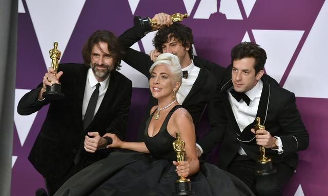 Lady Gaga夺奥斯卡最佳电影歌曲奖 首获小金人