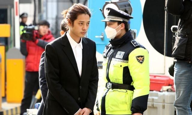 韩国明星郑俊英涉嫌偷拍女性，被警察调查，遭媒体围堵连声道歉