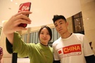 球迷聚集酒店迎接中国男篮