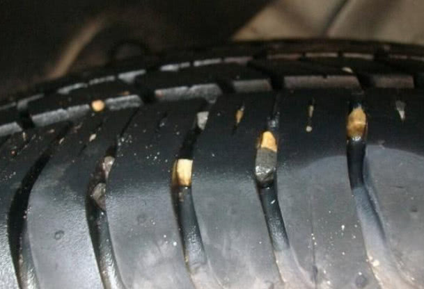 10年的老车主才知道，轮胎卡石子用一个“土”办法，石子跑光光