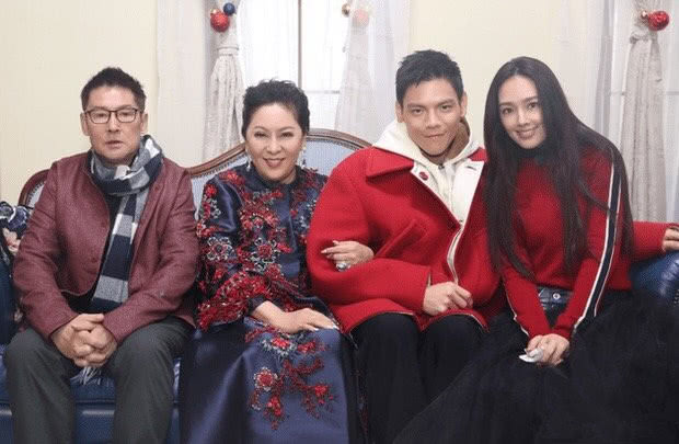 向佐和郭碧婷同游印度有实锤了!两人被拍到手