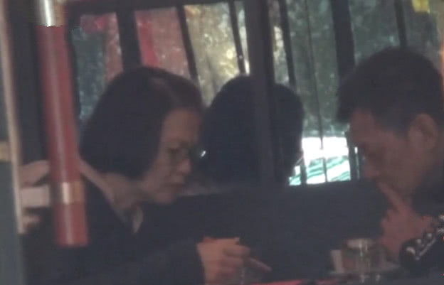 一家人都很有爱!黄日华带患病老婆逛街 乖女买首饰哄妈妈开心