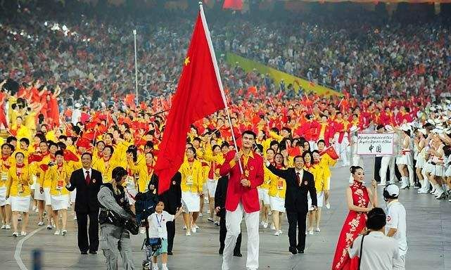 08年奥运会开幕式有个重大失误，张艺谋紧握拳头气得差点摔耳机