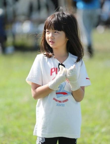 黄磊女儿又化妆，12岁青春少女成30岁贵妇，网友：没认出来！