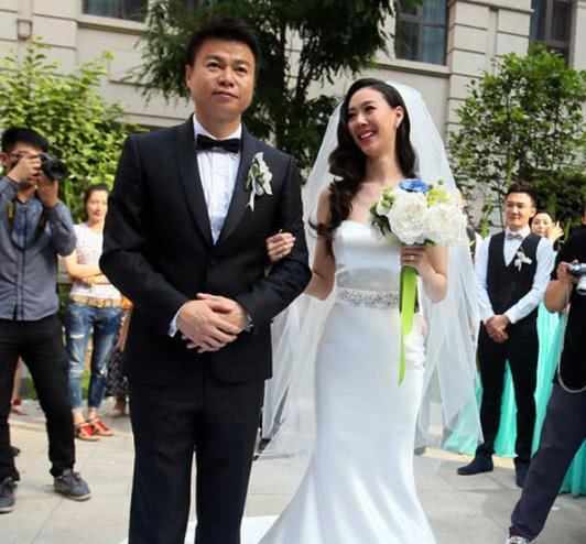 名声球技不输范志毅，他感情也向前辈看齐，三婚豪开劳斯莱斯迎亲