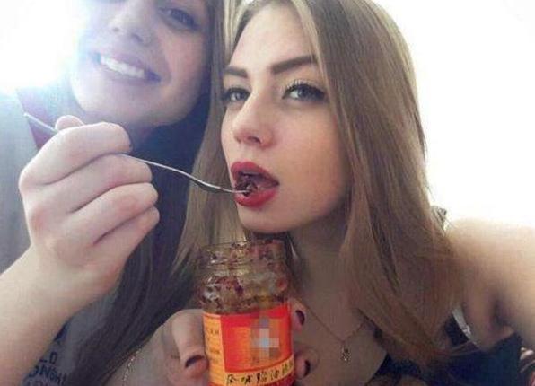 岳云鹏的辣椒酱在包装上胜利了，老干妈都要认输！