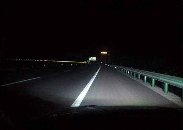 常开远光遭人厌！新手司机不知所措，夜间跑高速灯光到底怎么用？