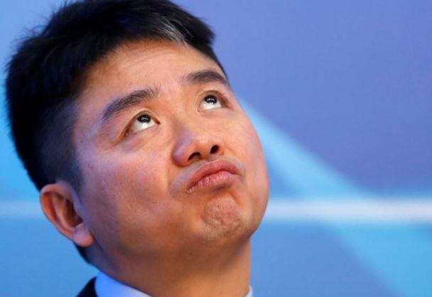 刘强东回家要求穿鞋套,不慎让摄影师全部录下