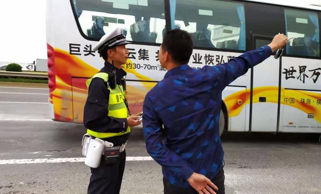 中队那辆手动挡执勤"老爷车,跟随他们巡逻服役多年,内饰已经磨损得