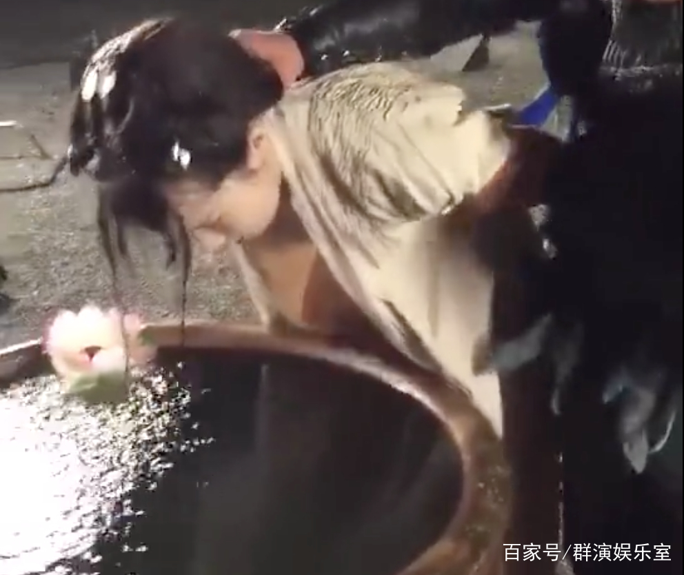 直击横店"呛水戏"拍摄现场:美女替身演员呛完后头发衣服全湿透